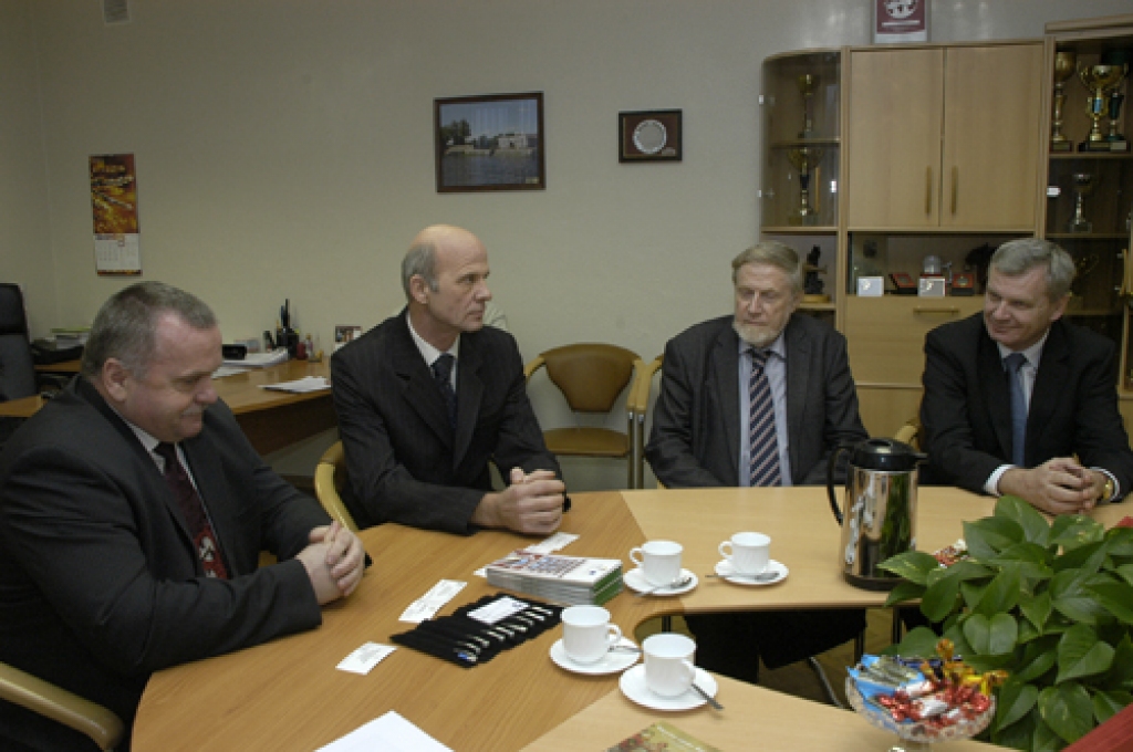 Bauskas novada vadības sarunas ar Čehijas Republikas parlamenta Senāta Reģionālās attīstības, valsts pārvaldes un vides komisijas delegāciju ritēja lietišķā noskaņā. 
Autors: Ivars Bogdanovs