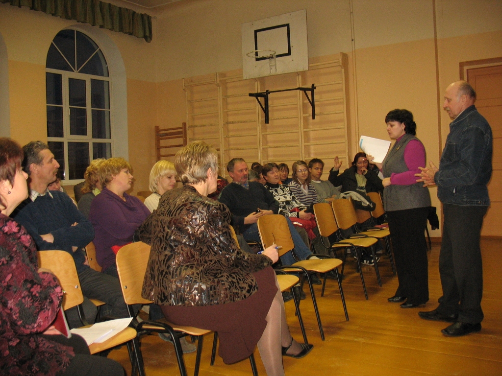 Skolotāji un Stelpes pamatskolas bērnu vecāki no pašvaldības vēlas saņemt skaidras  atbildes, nevis «aizplīvurotos» tekstus.
Autors: Juris Iļņickis