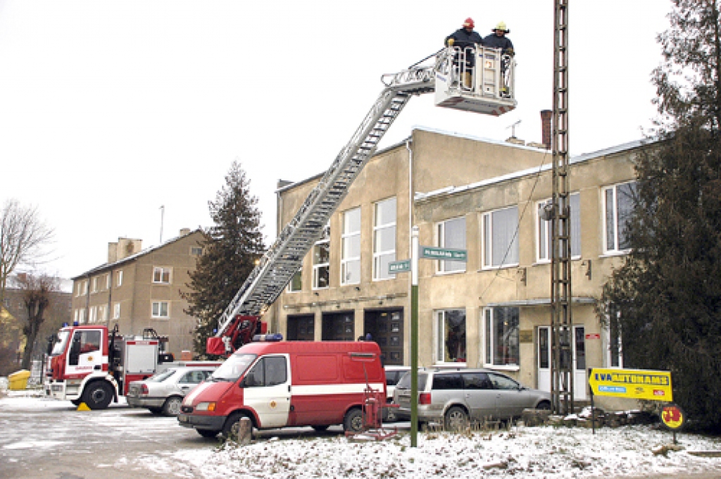 Valsts ugunsdzēsības un glābšanas dienesta Bauskas daļas rīcībā esošās autokāpnes var sasniegt 30 metru augstumu. Tas ir vairāk nekā deviņstāvu daudzdzīvokļu ēka.
Autors: Ivars Bogdanovs