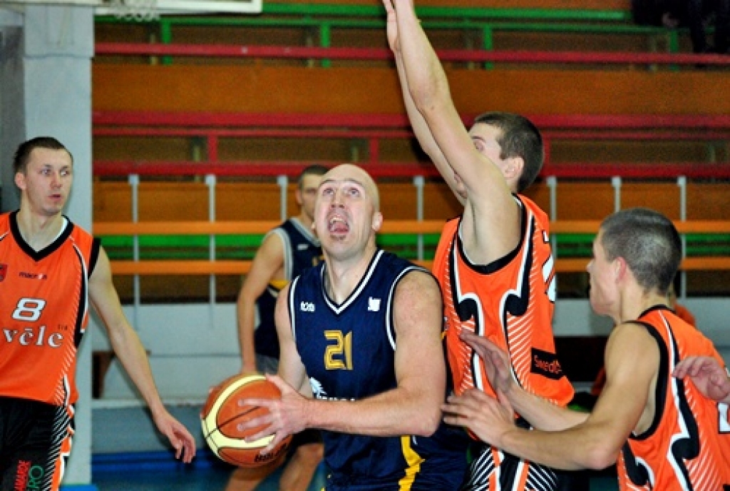 «Kursa MRU» centra spēlētāju Mārtiņu Orinski (zilā kreklā) zem groza baušķenieki apturēt nespēja. 
Autors: Uldis Varnevičs