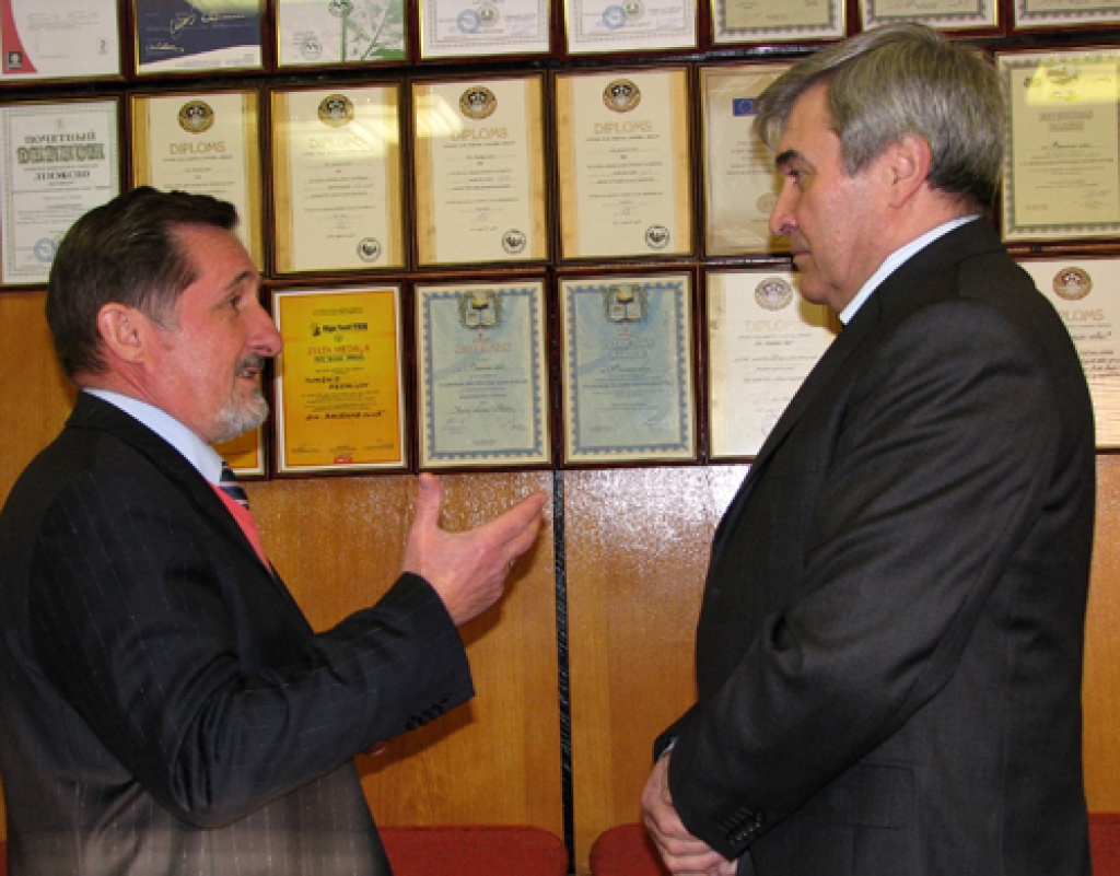 Baltkrievijas Republikas vēstnieks Aleksandrs Gerasimenko (no labās) ar interesi ieklausās SIA «Bauskas alus» vadītāja Vladimira Barskova stāstījumā par uzņēmuma vēsturi.
Autors: Vilnis Auzāns