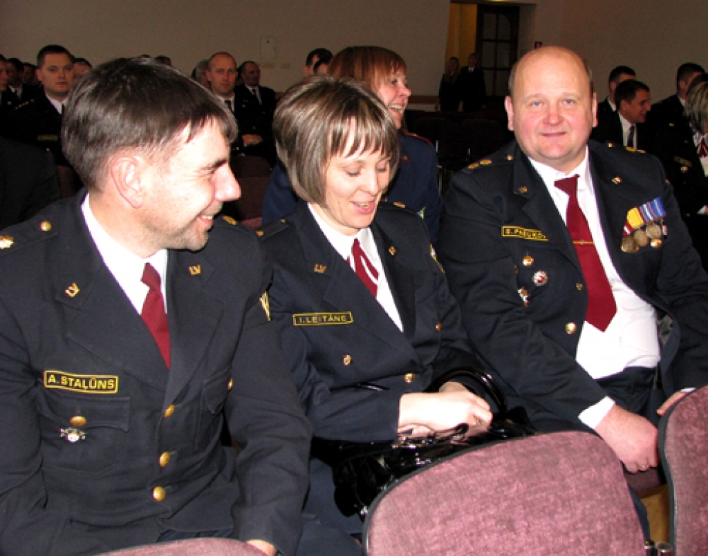Valsts policijas 92. gadadienai veltītajā svinīgajā sanāksmē Jelgavā 1. decembrī piedalījās arī Bauskas policisti Armands Staļūns (no kreisās), Inga Leitāne un Sergejs Pašukovs. 
Autors: Vilnis Auzāns