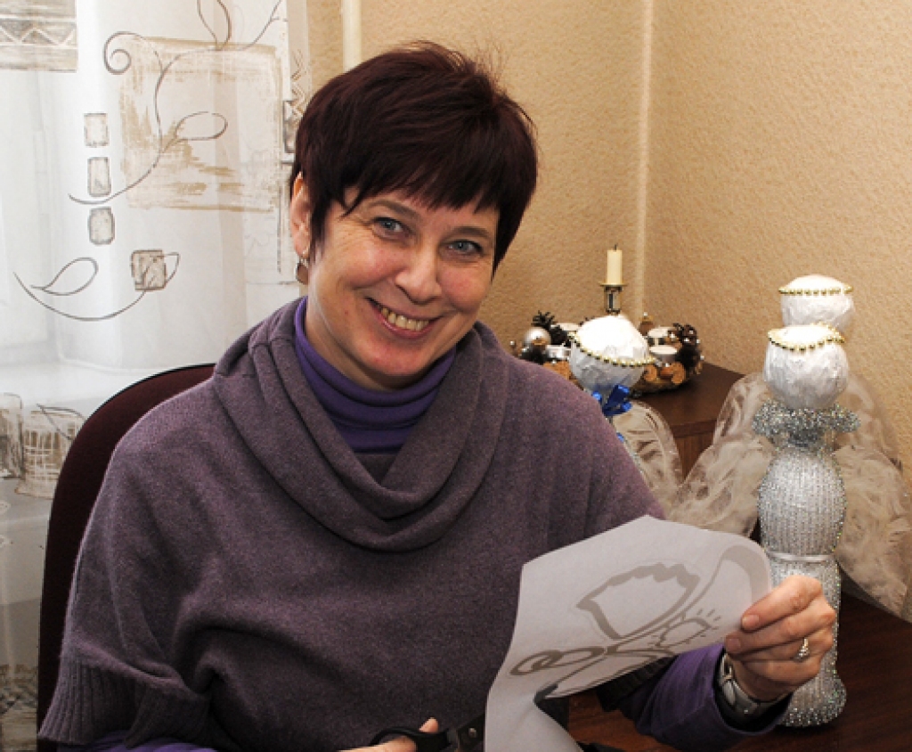 Bauskas novada Bērnu un jauniešu centra metodiķe Veronika Puķe sola, ka Amatniecības un mākslas centra telpās iekārtotajā gadatirgū ikviens varēs sarūpēt oriģinālas dāvanas Ziemassvētku vecīša maisam. 
Autors: Ivars Bogdanovs