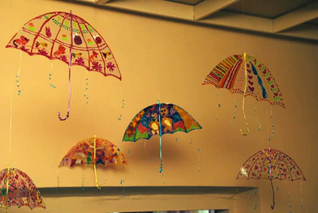 Bauskas bērnu un jauniešu centrā patstāvīgi aplūkojami pasniedzējas Dailes Feldmanes audzēkņu darbi. 
Autors: Ivars Bogdanovs