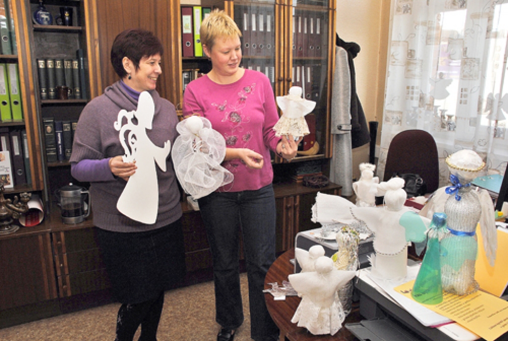 Bauskas bērnu un jauniešu centra metodiķes Veronika Puķe (no kreisās) un Ilze Krieviņa patīkami pārsteigtas par lielo atsaucību, darinot eņģeļus Ziemassvētku eglei Bauskas Rātslaukumā. 
Autors: Ivars Bogdanovs