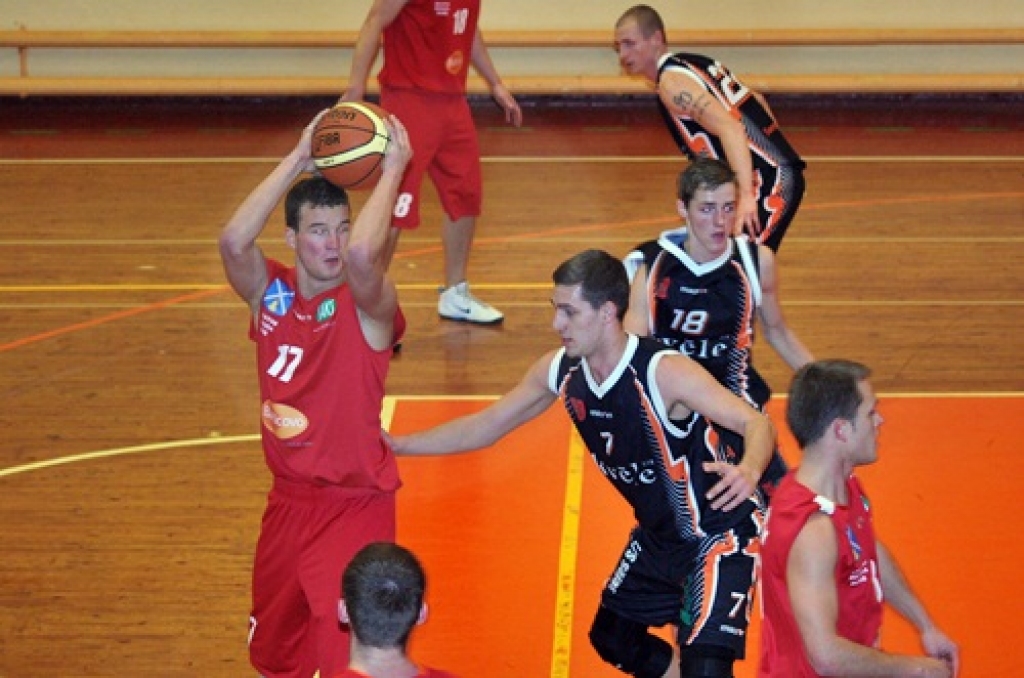 Latvijas Amatieru basketbola līgas spēlē tikās BK «Dartija» un BK «Kvēle». Spēles scenārijs bija līdzīgs notikumiem Bauskā pirms nedēļas. Lai arī iecavnieki spēli sāka pārliecinoši, baušķeniekiem pirmajā ceturtdaļā veicās labāk – 14:15....
Autors: Uldis Varnevičs