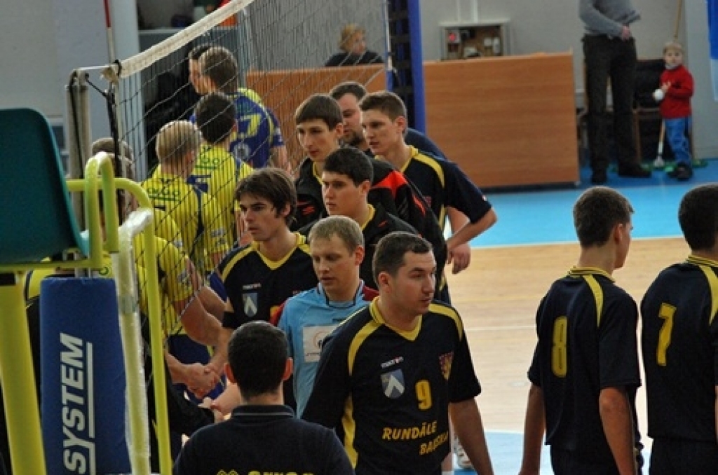 Bauskā, sporta namā «Mēmele», 19. decembrī notika Latvijas 1. volejbola līgas spēle starp «Rundāle-Bauska» un VK «Ventspils». Lai arī pirms spēles visas domas bija par uzvaru, mājinieki tomēr piekāpās ar rezultātu 1:3. 
Autors: Uldis Varnevičs