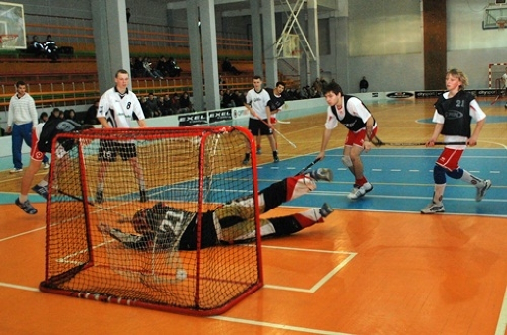 Latvijas Florbola federācijas jauniešu čempionāta pirmās divīzijas trīs spēles notika Bauskā 12. decembrī. «Bauskas BJSS» pārspēja «Rīgas lauvas» visas trīs reizes. 16. decembrī, notiks U-18 grupas spēle starp Ingus Panteļejeva trenēto...
Autors: Uldis Varnevičs