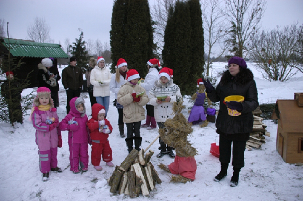  Sestdien plkst. 15 egli iededza pie Rundāles novada domes. Sarīkojums pulcēja gan mazus, gan lielus svētku vērotājus. Naski iegrimuši darbos un nedarbos bija salmu rūķi un ziemeļbriedis, kas bērniem radīja īpašu prieku. Skatītājus...
Autors: Ivars Bogdanovs