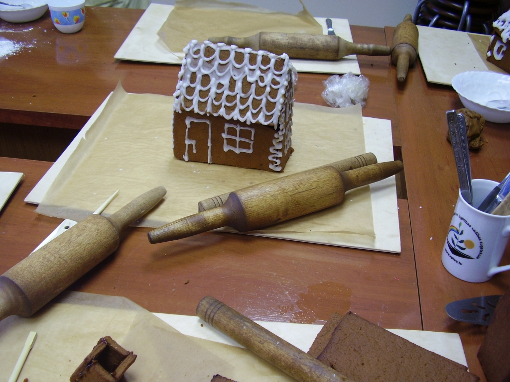 Bauskas amatniecības un mākslas centrā 4. decembrī vissaldākās smaržas vēdīja tur, kur cepa piparkūkas. Arī apgūt vaska sveču tīšanu, izgatavot pērļu rotu vai piespraudi, izzāģēt no koka figūru, uzšūt dāvanu maisiņu, apgleznot krūzīti vai...
Autors: Inga Muižniece