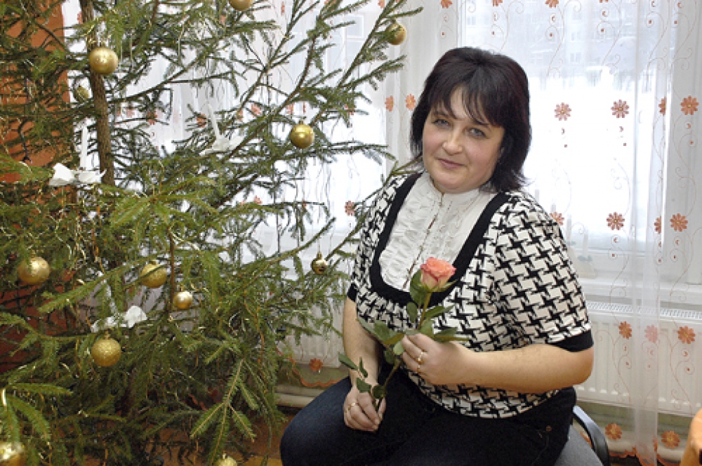 Baušķeniece Laila Strodāne pie audzēkņu izpušķotās eglītes.