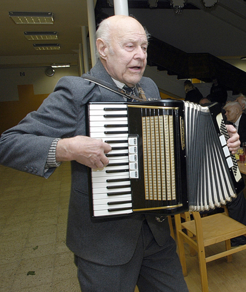 Pauls Vīgants, Ceraukstes Daugavas Vanagu priekšnieks, un «Vecie zēni» jubilejas sarīkojumā aicināja vienoties dziesmās.