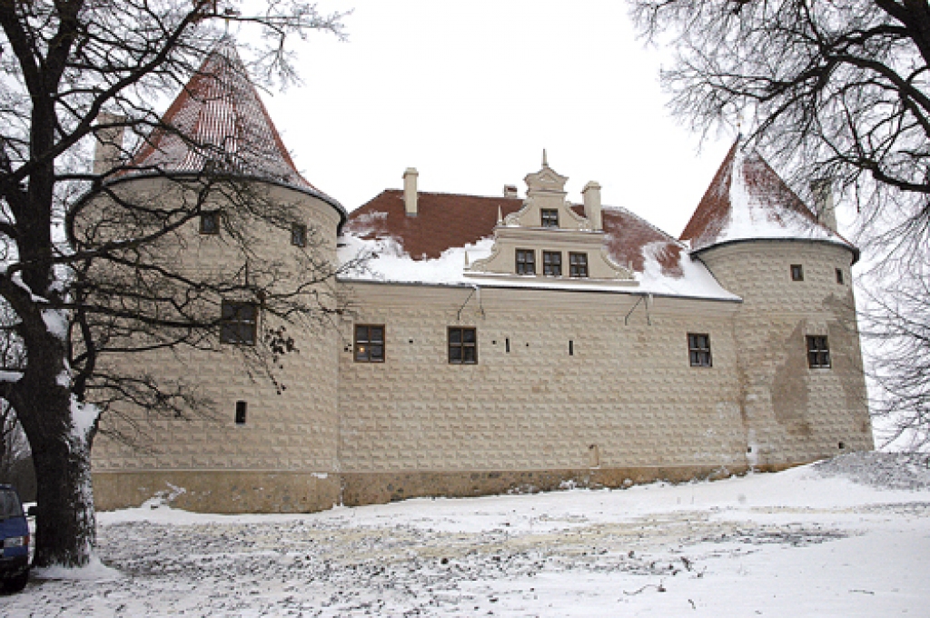 Šogad zem Bauskas pils dienvidu ieejas velvēm atvērta izstāžu zāle.