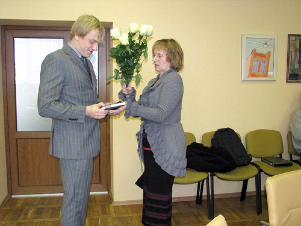 Mārtiņu Litaunieku, informācijas tehnoloģiju kompetences centra vadītāju, sveic Bauskas novada domes izpilddirektore Dagnija Ludrika.