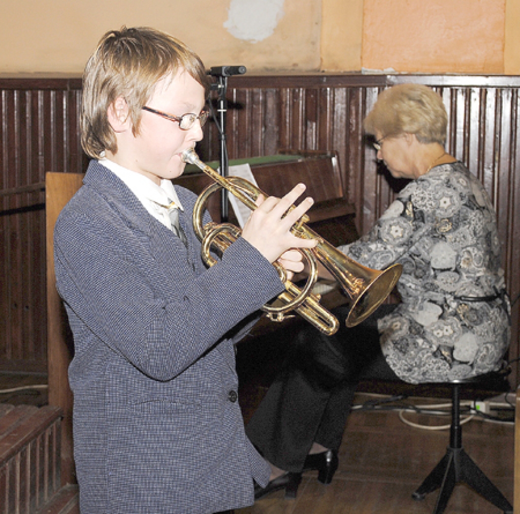 Valts Smilga spēlē trompeti.