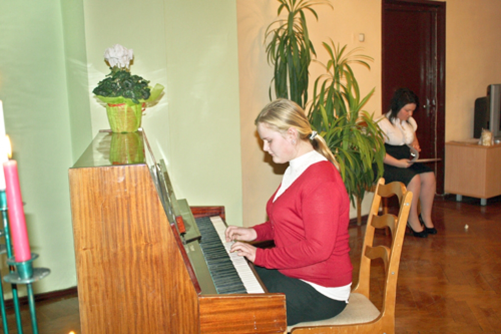 Nora Abarte spēlē Misas vidusskolas klavierspēles pulciņa ieskaites koncertā. 