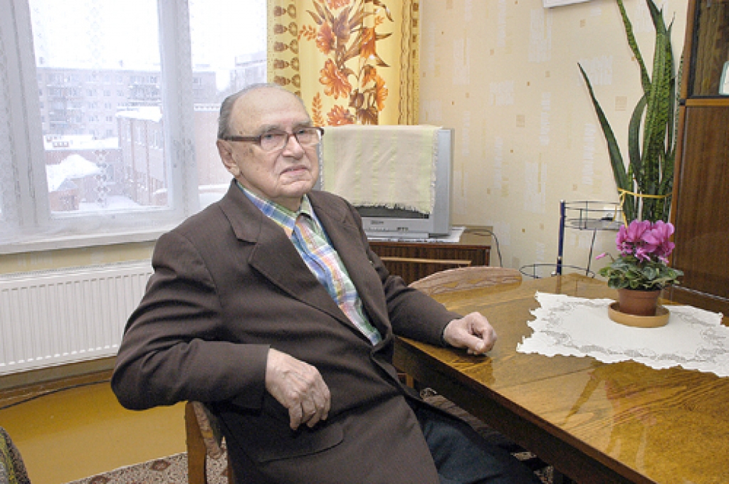 Baušķenieks Arnolds tikai veselību vēlētos labāku, jo kara gados amputētā kāja pēdējā laikā liek par sevi manīt daudz intensīvāk. Ar visu pārējo jubilārs ir apmierināts. 