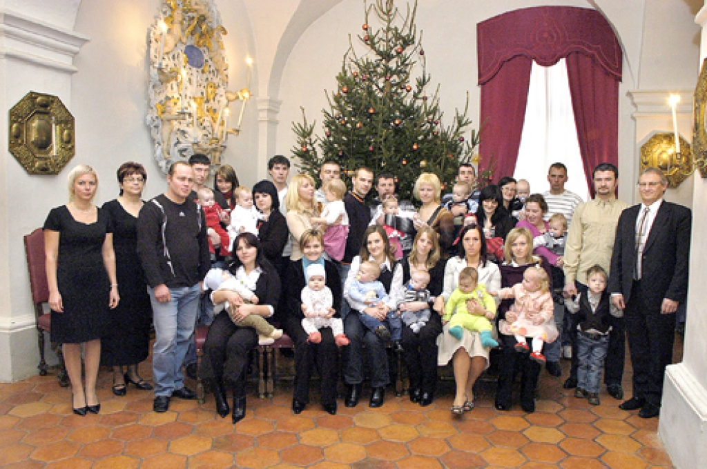 Svētku dalībnieku kopbilde 17. decembrī Rundāles pilī.