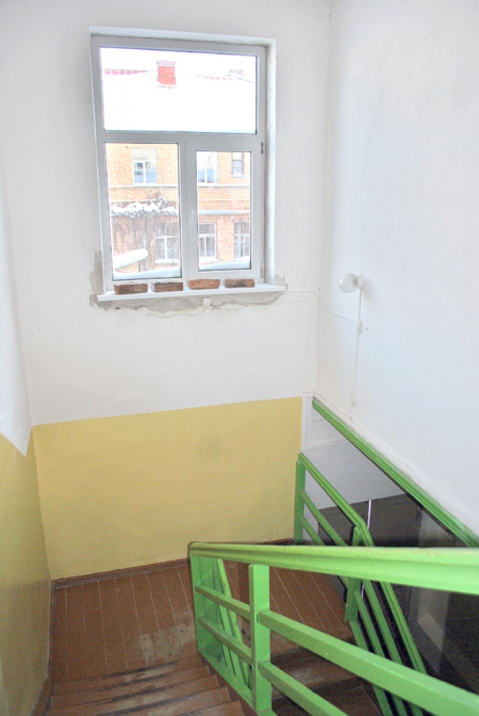 Par kāpņu telpas loga remontu sagatavotais rēķins ir nelikumīgs – tā uzskata baušķenieki, Strautnieku ielas 5. mājas iedzīvotāji.