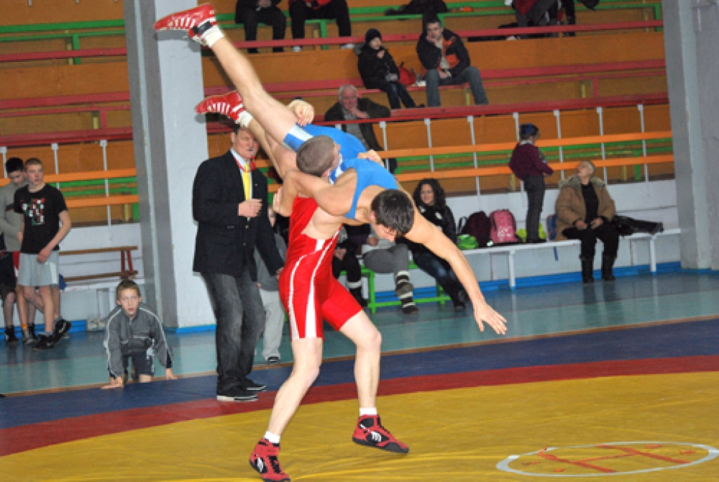 Juris Ručkanovs (sarkanā tērpā) 64 kilogramu svara kategorijā guva tīru uzvaru pār Emīlu Nepartu (zilā tērpā). 