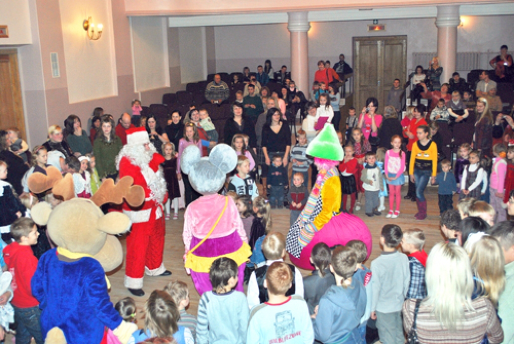 Jampadracī Bauskas tautas namā kopā ar bērniem līksmoja Ziemassvētku vecītis un viņa palīgi – ziemeļbriedis, pele un rūķis. 