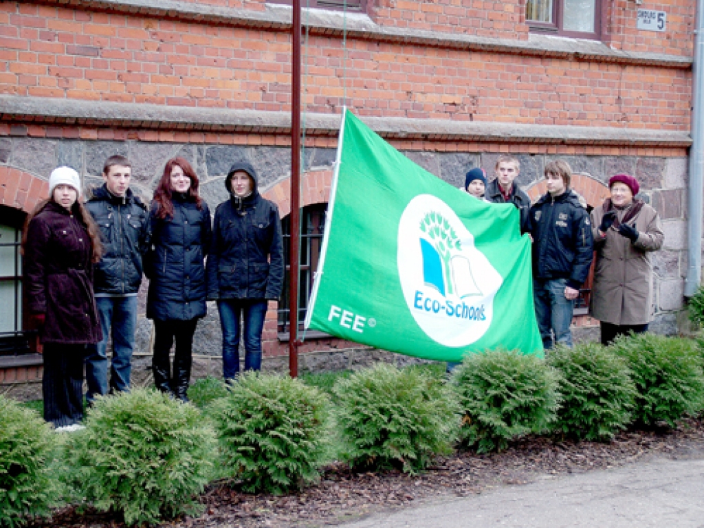 Zaļais karogs Skaistkalnes vidusskolas mastā tika uzvilkts svinīgā ceremonijā šī gada novembrī.  No labās – skolotāja Austra Auguste. 