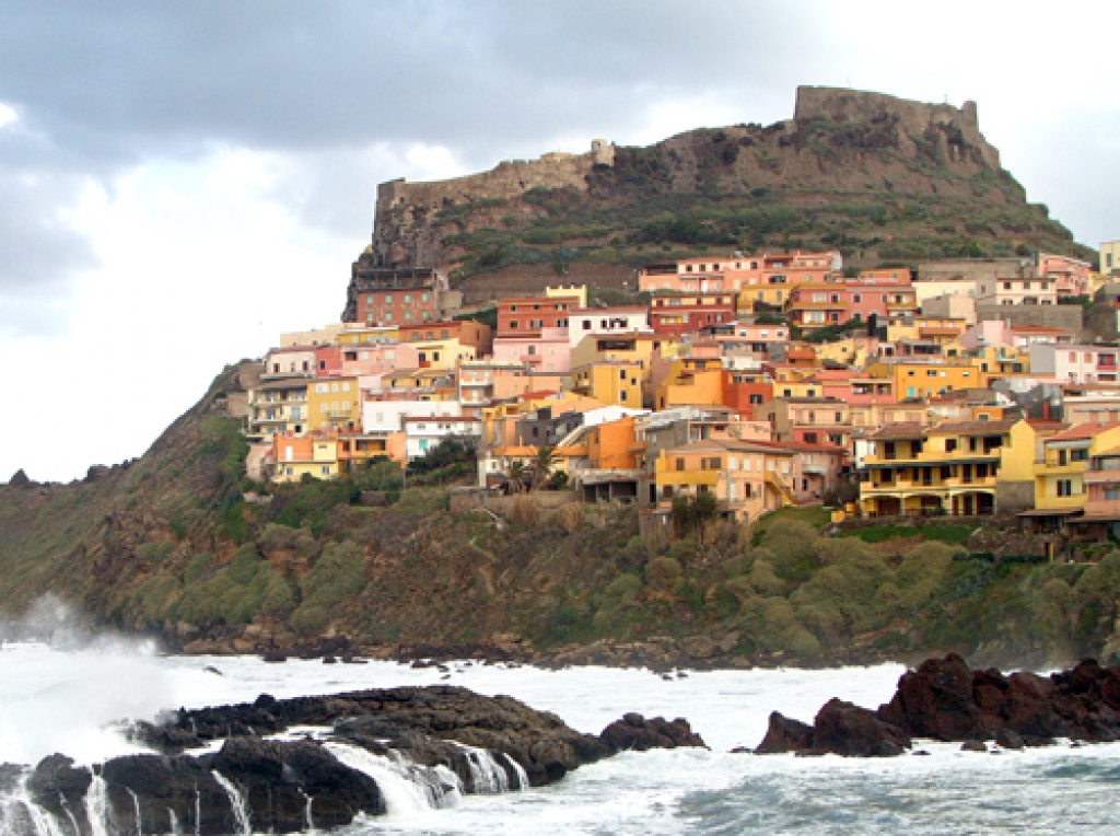 Sardīnijas pilsētas Kastelsardo ainava. 