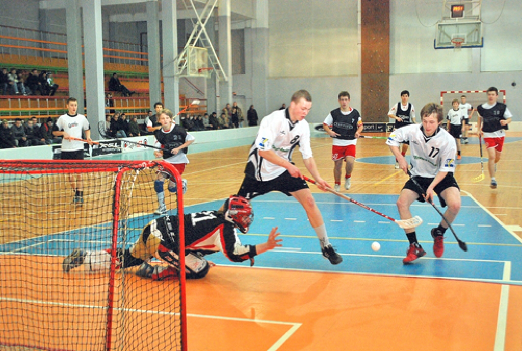 Toms Niedre (8. numurs) un Dinārs Vaitaitis (17. numurs), «Bauskas BJSS» U-16 vecuma grupas labākie vārtu guvēji, pie «Rīgas lauvu» vārtiem uzbrukuma pozīcijās. 