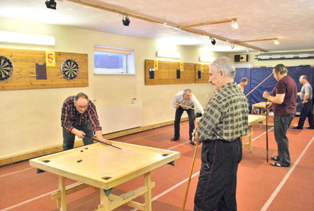 Viktors Klimantovičs (priekšplānā), otrās vietas ieguvējs, savu panākumu kaldināja, uzvarot spēlē ar Ringoldu Karosu (no kreisās). 