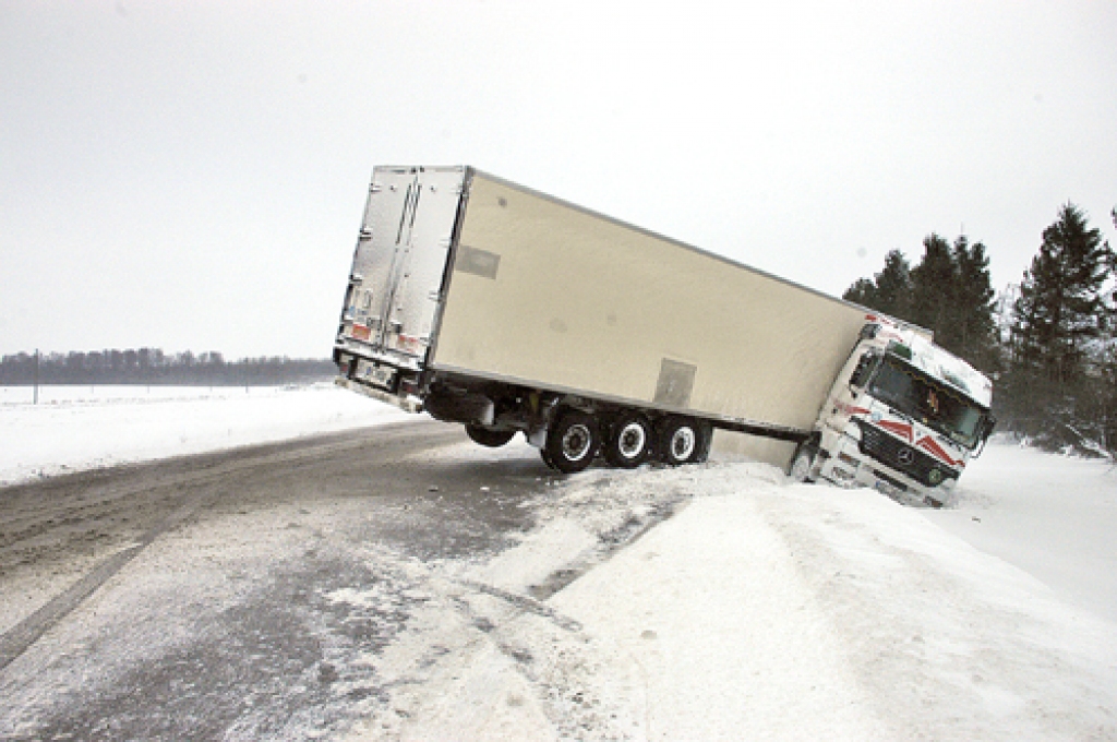 Slidenais ceļš, nepareiza ātruma izvēle – tie, iespējams, bija noteicošie iemesli, kādēļ savu smagsvara auto 10. decembra priekšpusdienā vadītājs nespēja novaldīt.
