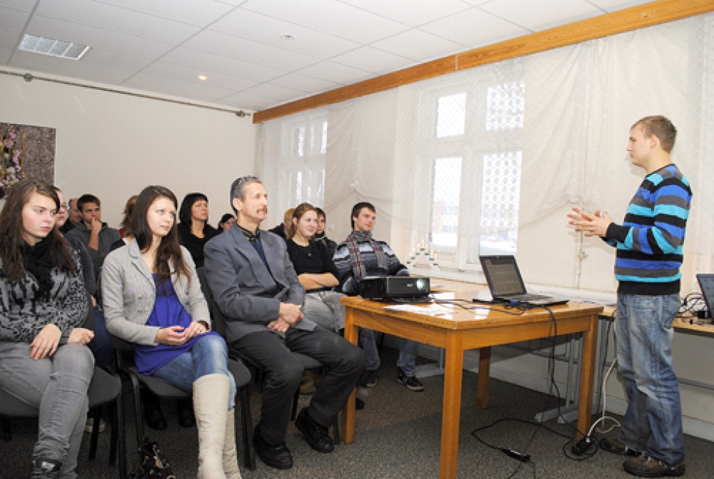 Foruma galvenais mērķis bija aktualizēt ideju par jaunatnes politikas attīstības stratēģijas izstrādes nepieciešamību Vecumniekos. No labās – biedrības «Jaunatne smaidam» vadītājs Renārs Manuilovs. 