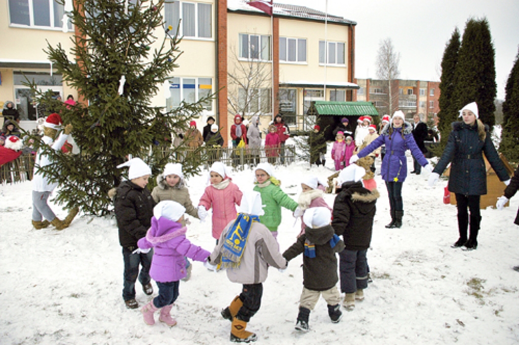 Egles iedegšana sestdien Rundālē visvairāk priecēja mazos svētku dalībniekus. 