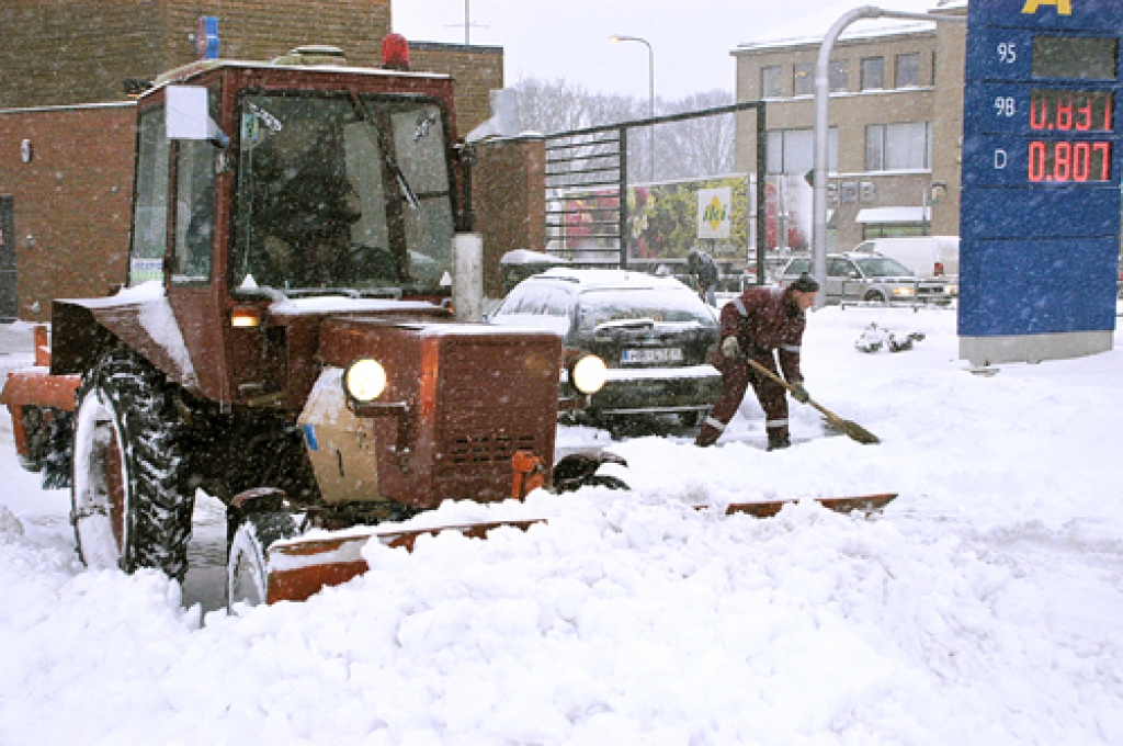 Bauskas centrā ielas un laukumus no sniega atbrīvo uzņēmuma «Vides serviss» strādnieki.
