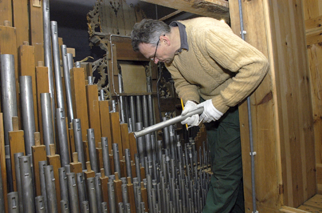 Jānis Kalniņš, «Ugāles ērģeļbūves darbnīcas» īpašnieks, Bauskas luterāņu baznīcas ērģeļu telpā.