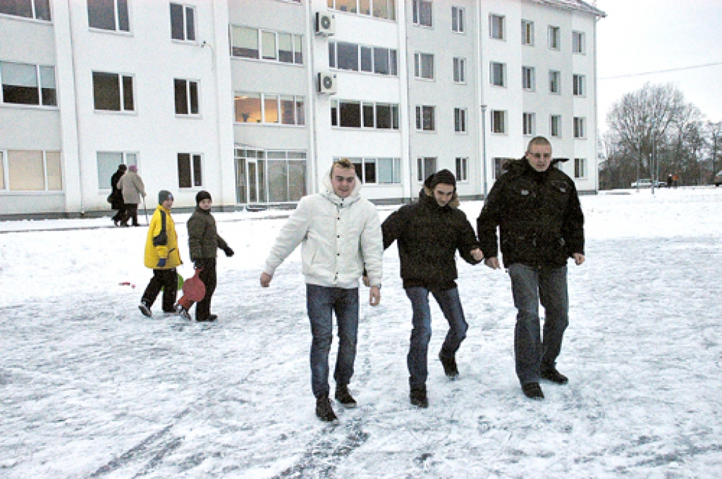 Korfa dārza dīķī slidinoties, ceraukstietis Kristaps Auziņš (no kreisās), Deniss Skripa no Pāces un Aleksejs Gricūns no Dāviņiem īsina laiku līdz autobusam, lai dotos mājup.