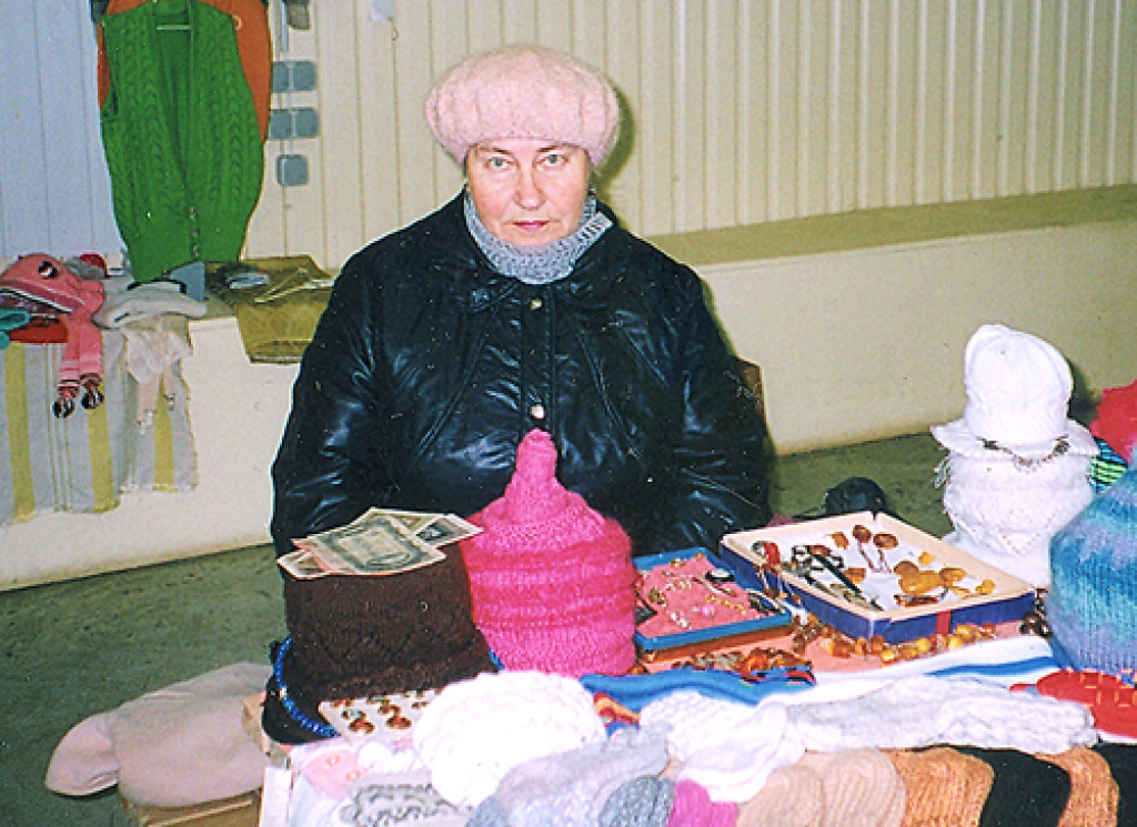 Irma Bērziņa ikdienā ir sastopama Bauskas vecajā tirgū. Adīšana baušķeniecei nav tikai hobijs, bet arī papildu iztikas avots. 