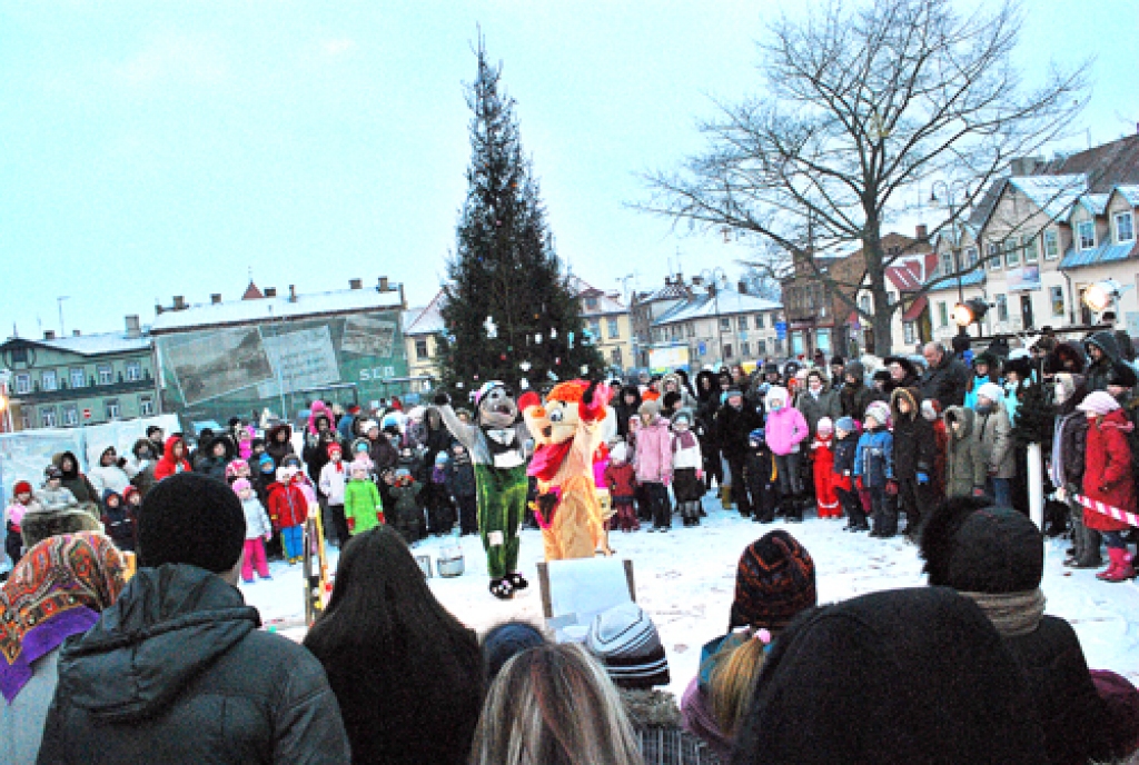 Bauskas Rātslaukumā eglītes iedegšanas pasākumā sanākušos izklaidēja suns Drosmīgais un ruksītis Rosīgais.