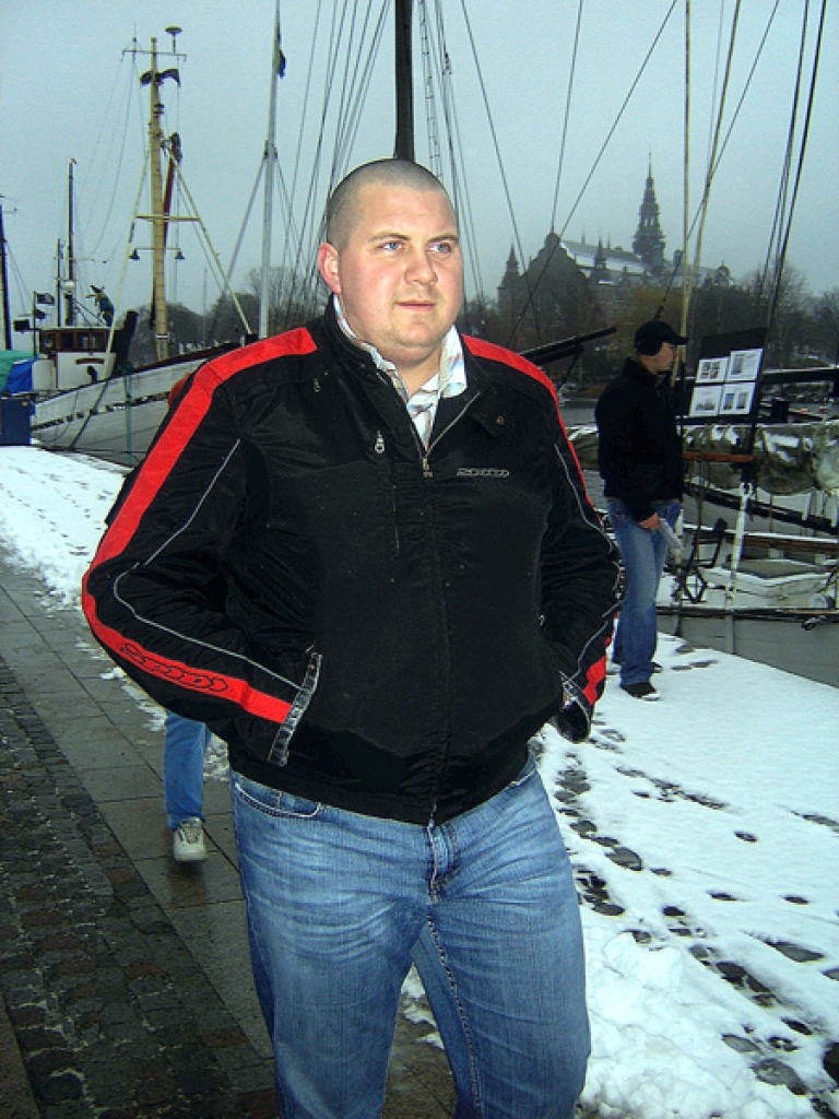 Jānis Rudzroga saka: «Te es novembra beigās pastaigājos pa Stokholmu.» Kruīza braucienu uz turieni jubilārs laimējis loterijā un iespēju atpūsties izmantojis kopā ar mammu, māsu un viņas draugu. Baušķenieks atklāj, ka šis viņam ir otrais šāds laimests. Pirmajā reizē, būdams vēl puišelis, Jānis sakrājis pilnu multiplikācijas filmu varoņu Flinstonu uzlīmju albumu un laimējis braucienu uz Palangu. 