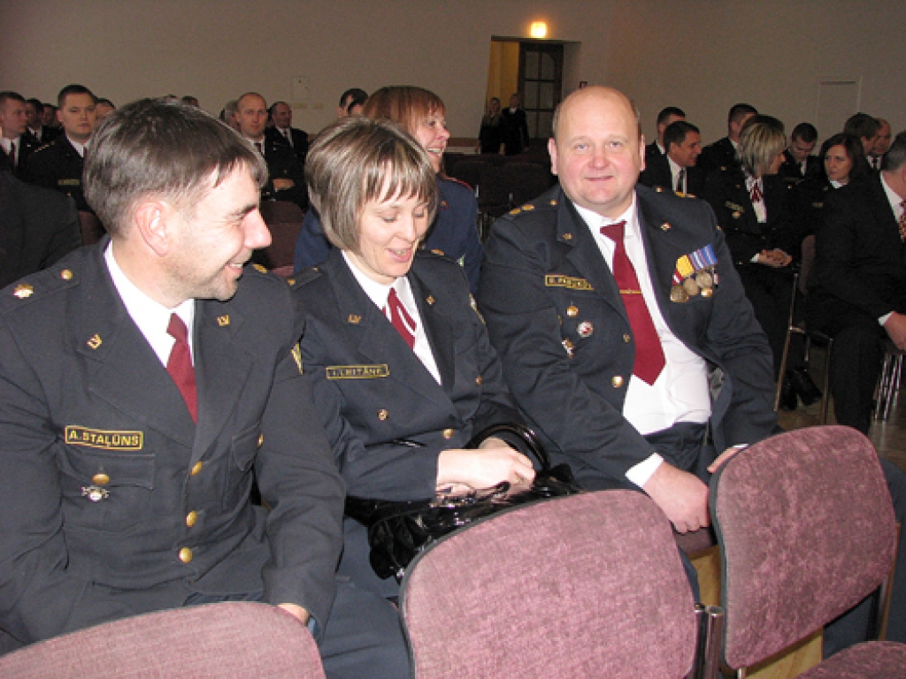 Arī Bauskas policisti Armands Staļūns (no kreisās), Inga Leitāne un Sergejs Pašukovs piedalījās Valsts policijas 92. gadadienai veltītajā svinīgajā sanāksmē Jelgavā. 