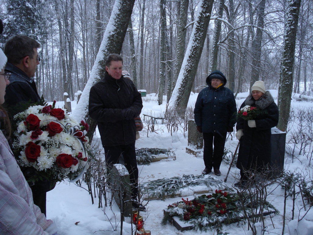 Osvaldam Porietim veltītajā atceres brīdī Stelpes pagasta Steņģu kapsētā piedalījās Osvalda Porieša dzīvesbiedre Vera Poriete (no labās), Vecumnieku pagasta muzeja vadītāja Aloida Baķe, mācītājs Juris Morics un Stelpes pagasta pārvaldes vadītājs Elmārs Jukonis.
Autors: Uldis Mantons
