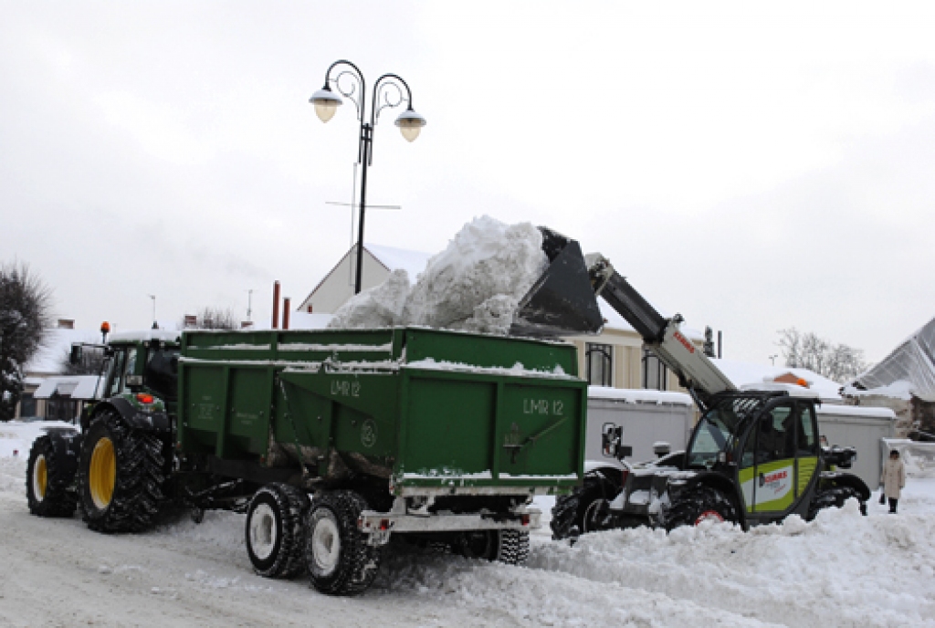 Ceturtdien, gatavojoties Jaungada sagaidīšanai, no sniega segas tika atbrīvots Rātslaukums.
Autors: Juris Iļņickis