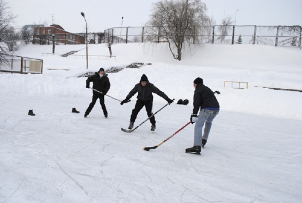 Jauno slidotavu iemēģina baušķenieki Raivis Beikulis (no kreisās), Ingus Bļinkovs un Dāvids Manušs.
Autors: Juris Iļņickis
