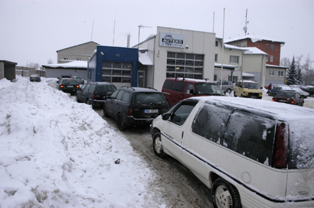 CSDD aicina autovadītājus, steidzoties iziet apskati pēdējās gada dienās, pārliecināties, vai tiešām auto ir teicamā kārtībā, lai varētu iziet transportlīdzekļa tehnisko apskati jau pirmajā reizē, pretējā gadījumā šoferītis var būt zaudētājs.
Autors: Ivars Bogdanovs