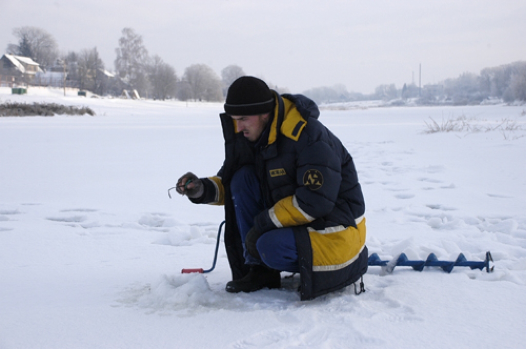 28. decembrī līdz pusdienlaikam Vilnim vēl nebija izdevies neko prātīgu nozvejot. «Mūsā zivju skaits sarūk. Mēmelē gan zinu vietas, kur zivis var vienmēr dabūt. Tomēr ar katru gadu zivju paliek arvien mazāk,» stāsta V. Skudra. 
Autors: Ivars Bogdanovs