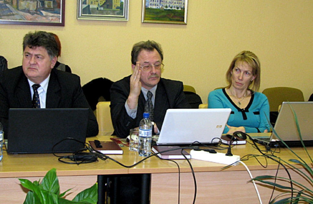 Deputāts Uldis Kolužs (centrā) lūdz vārdu, lai iebilstu pret nepamatoti lielu atalgojumu autobusu šoferiem.
Autors: Vilnis Auzāns