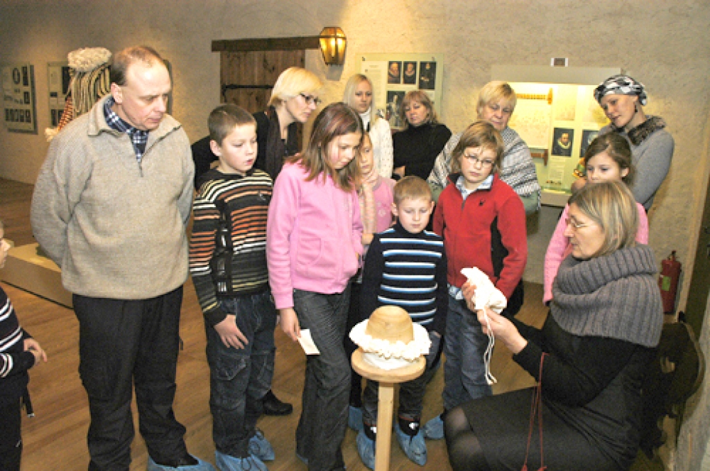 Pils muzeja darbiniece Taiga Skane interesentus iepazīstināja ar galma apģērbiem, arī ar īpašo krokoto apkakļu izgatavošanu.
Autors: Ivars Bogdanovs