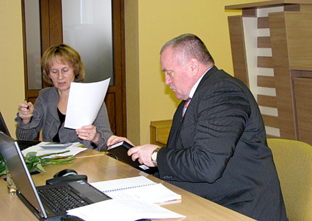 Bauskas novada domes izpilddirektore Dagnija Ludrika ar domes priekšsēdētāju Valdi Veipu pārspriež novada struktūras iespējamo reformu.
Autors: Vilnis Auzāns