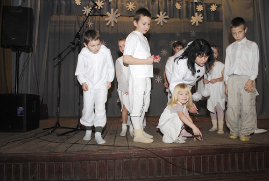 Rundāles novada teātra studijas «Savējie» mazuļu grupiņas bērni, kopā ar režisori Lilitu Lauskinieci (centrā) uzvedumā «Ziemassvētku pēdiņas».
Autors: Juris Iļņickis