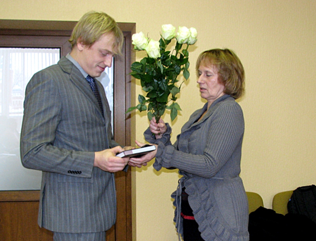 Bauskas novada domes izpilddirektore Dagnija Ludrika apsveic ar apstiprināšanu amatā informācijas tehnoloģiju kompetences centra vadītāju Mārtiņu Litaunieku.
Autors: Vilnis Auzāns