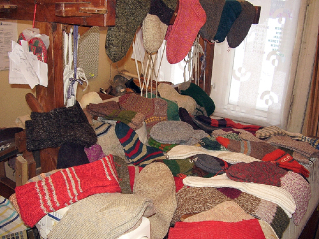 Bauskas puses rokdarbnieču Ziemsvētku dāvanas pansionātu iemītniekiem.
Autors: No laikraksta «Bauskas Dzīve» arhīva.